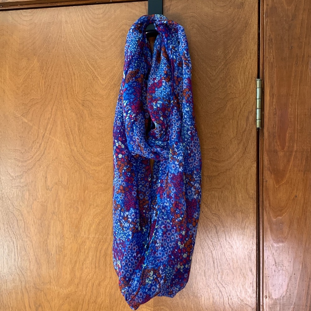 ✨4 for $15✨Blue floral infinity scarf